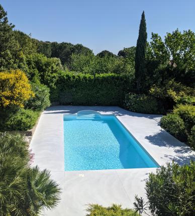 Plage de piscine sans margelle