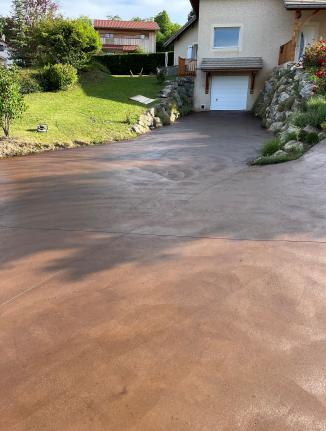 Allée en béton coloré chocolat taloché
