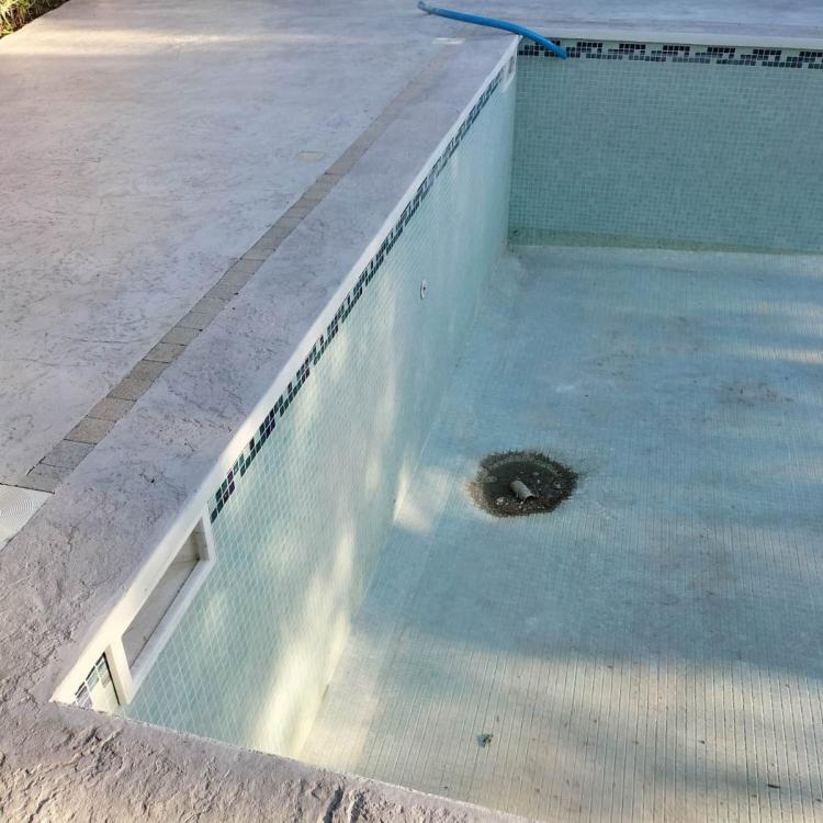 plage de piscine sans magelle beton imprime effet roche