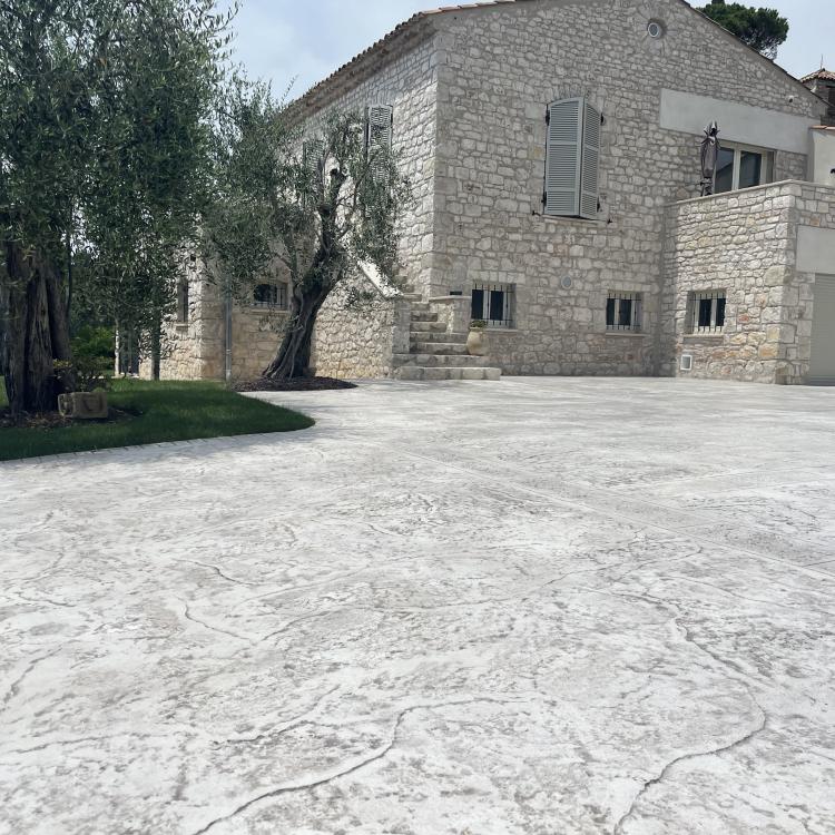 allée beton decoratif imprime blanc-gris